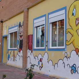 Guardería Escuela Infantil Don Peque fachada de jardín mural